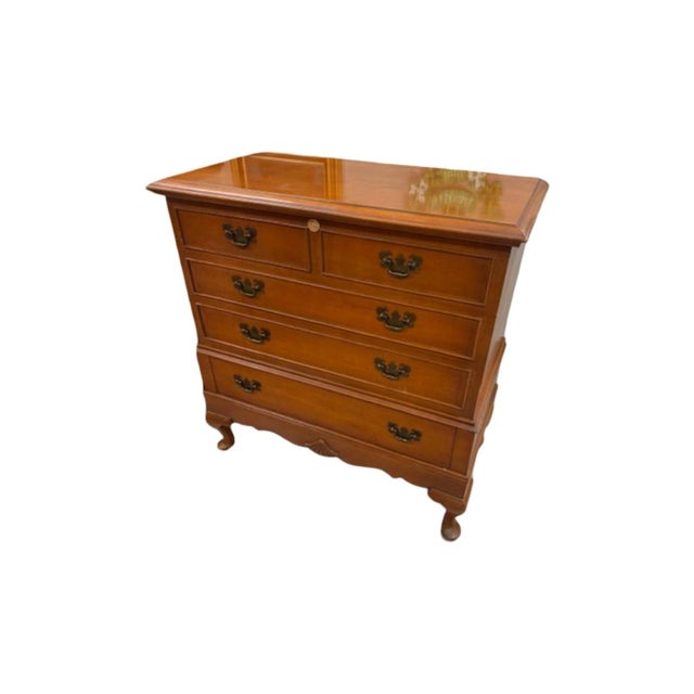 Queen Anne Vintage 1950 Lane Furniture Queen Anne-Style Lowboy Cedar Chest For Sale - Image 3 of 15