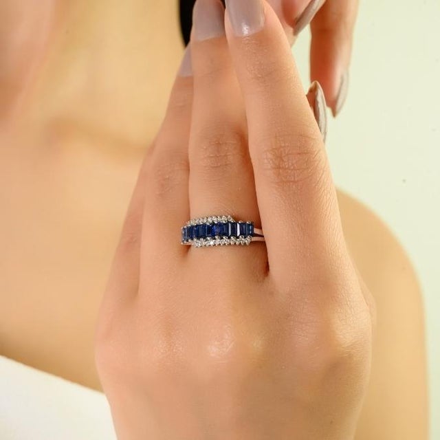 Ink Blue 1920s Style 1.06 Ct Baguette Blue Sapphire & Diamond 14k Gold Band Ring Size 5 For Sale - Image 8 of 14