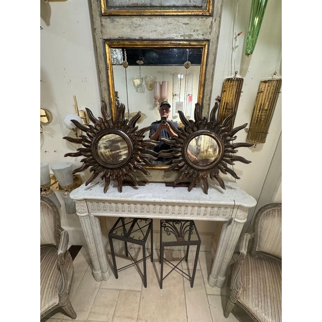 This item is a pair of Italian silver wooden sunburst mirrors. They add a touch of elegance and sophistication to any room...