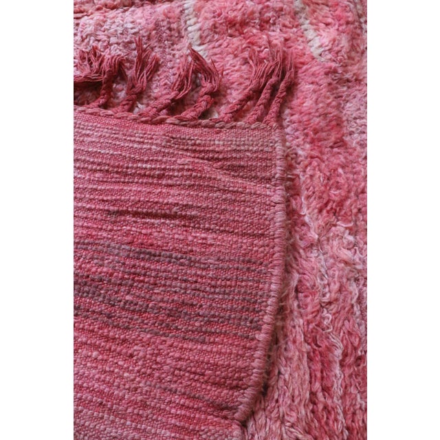 Mid-Century Modern Pink Moroccan Rug - 4'11" X 9'0" Ft For Sale - Image 3 of 6
