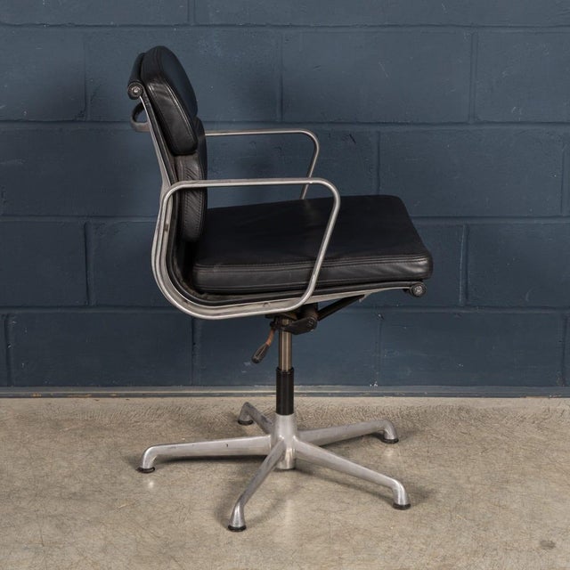 Vintage EA217 Chair in Black Leather by Charles & Ray Eames for ICF, 1969 For Sale - Image 6 of 17