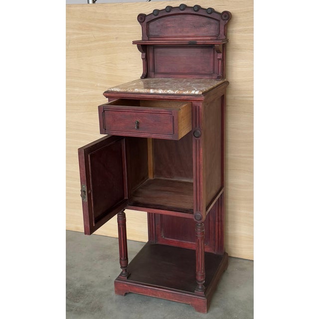 Early 20th Century Pair of Art Nouveau Italian Nightstands in Solid Walnut with crest For Sale - Image 4 of 18