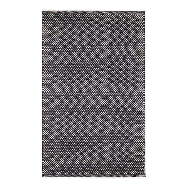 Dash & Albert by Annie Selke Herringbone Black/Ivory Indoor/Outdoor Rug, 2'6" x 18' For Sale