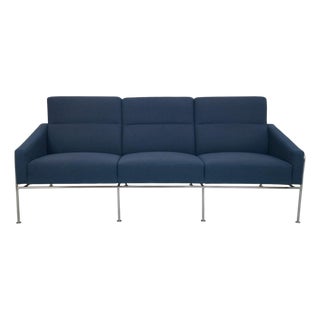 3303 Three-Seater Airport Sofa in Blue Fabric by Arne Jacobsen, 1980s For Sale