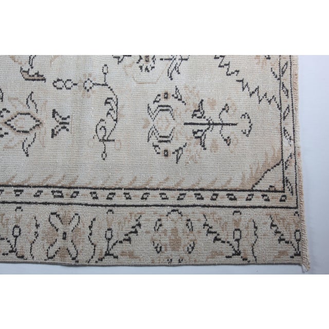 Vintage Turkish Oushak Rug in Soft Ivory & Sand – Timeless Anatolian Elegance - 5' 7'' X 8' 2'' For Sale - Image 4 of 11