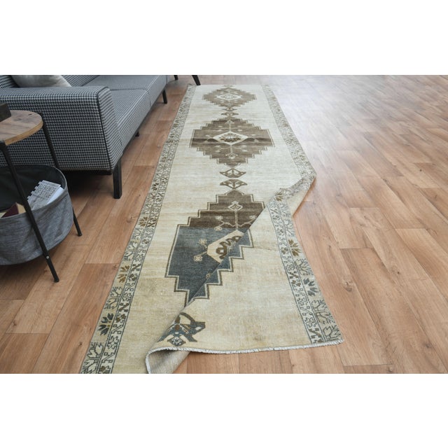 1970s 1970s Vintage Handmade Wool Cotton Turkish Beige Area Rug For Sale - Image 5 of 11