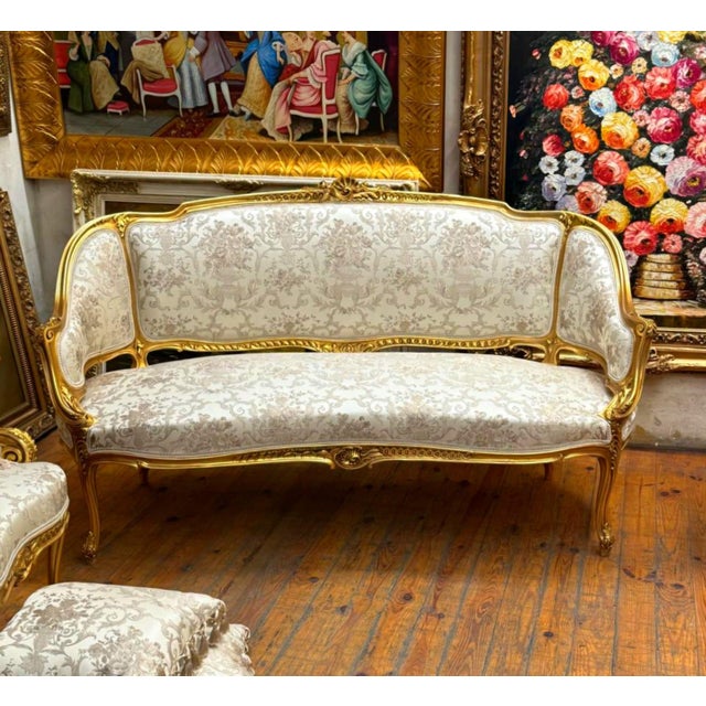 French Louis XV Style Sofa – White Damask Upholstery With Hand-Applied Gold Leaf Frame For Sale - Image 4 of 4