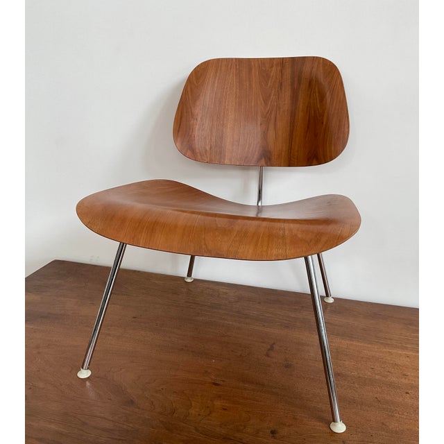 A true vintage find from the 1970s, featuring the iconic molded plywood seat and back that pioneered 20th-century...