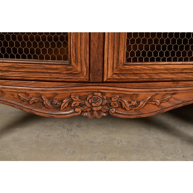 Henredon French Provincial Louis XV Carved Oak Nightstands, Pair For Sale - Image 10 of 14