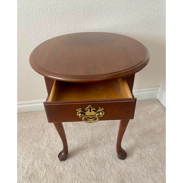 Pennsylvania House Late 20th Century Traditional Pennsylvania House Queen Anne Style Solid Cherry Oval Accent Table With Drawer Excellent Condition. For Sale - Image 4 of 18