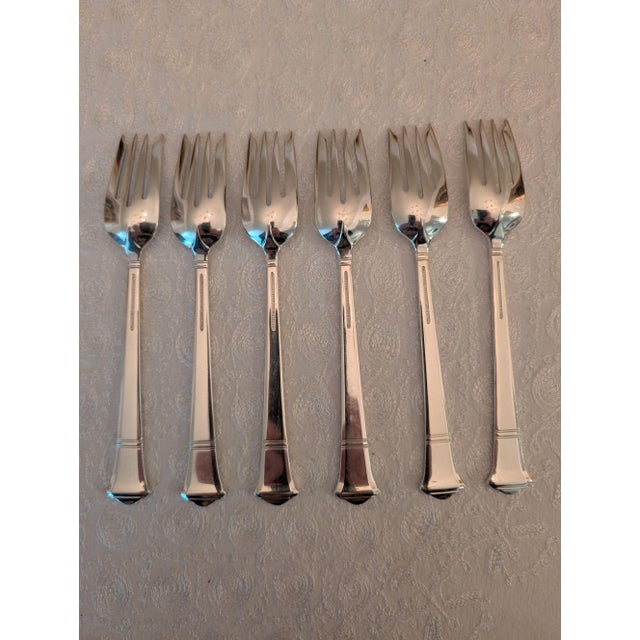 Beautiful, simple, and elegant. Add to your other "Windham" pieces or mix with the patterns you already have. This sleek...
