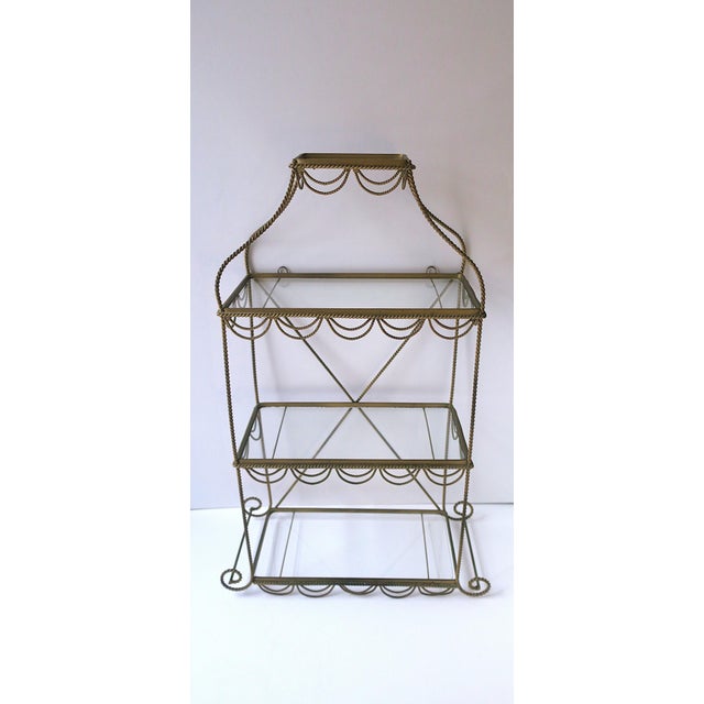 A beautifully made hanging wall shelf Étagère, in the Neoclassical design style, circa late-20th century. Neoclassical...