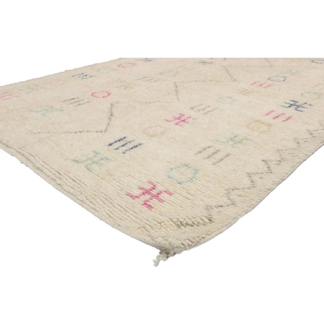 Contemporary Berber Moroccan Azilal Rug with Bohemian Style and Cozy Hygge Vibes 05'01 x 08'00. Displaying well-balanced...