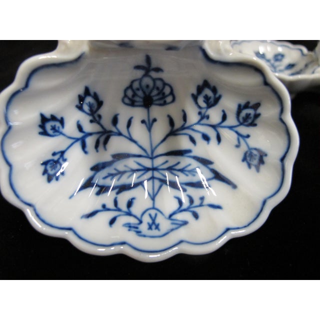 Early 20th Century Meissen Porcelain Blue Onion Double Shell Open Salt Cellar Tray With Handle Pair For Sale - Image 5 of 9