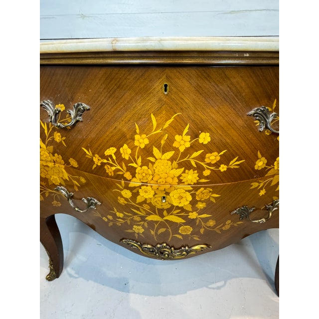 Early 20th Century French Louis XV Bombe Commode With Marble Top, Ormolu Details For Sale - Image 4 of 12