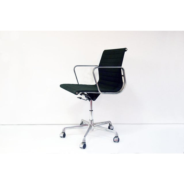 Charles & Ray Eames office chair model EA117 produced by ICF in the 1970s. Die-cast aluminum frame with armrests, 5-star...