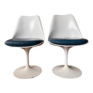 Pair of 1960s Eero Saarinen Tulip Side Chairs for Knoll For Sale