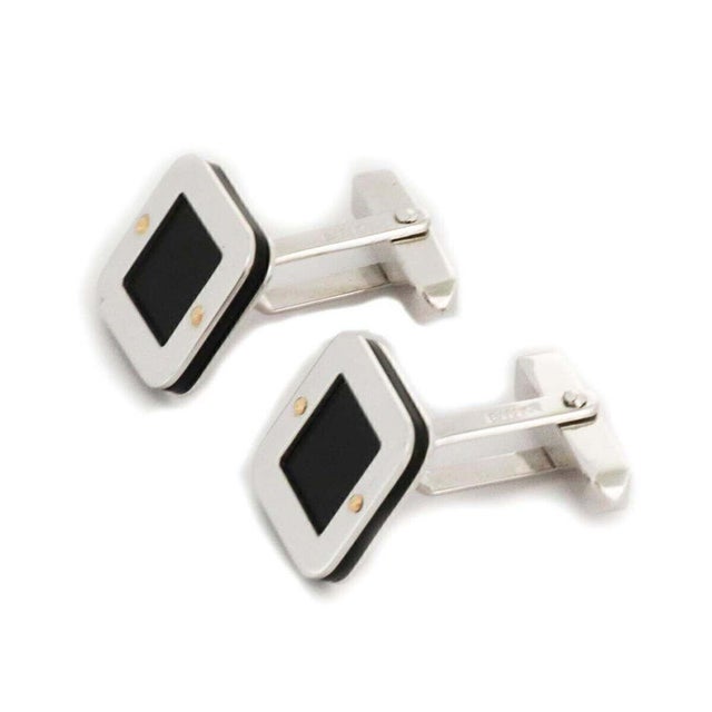 The Baraka 18k White Gold Onyx Square Cufflinks are a luxurious and sophisticated accessory for any man's wardrobe. These...