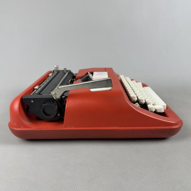 Red Model 319 Typewriter from Underwood, Spain, 1970s For Sale - Image 4 of 12