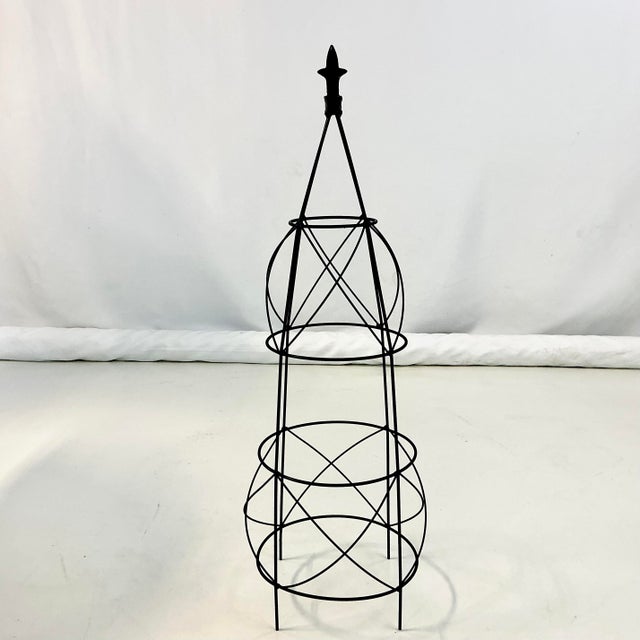 Art Deco 1980s Vintage French Art Deco Fleur De Lis Garden Topiary Trellises Frame. For Sale - Image 3 of 12