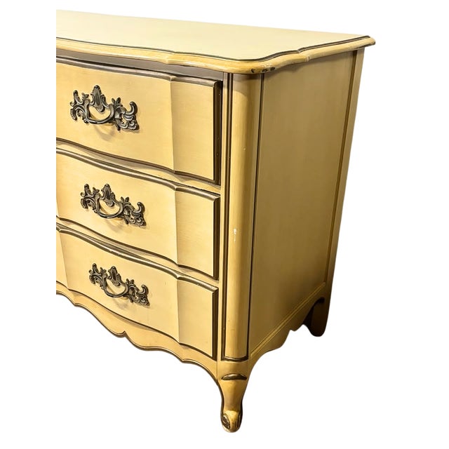Vintage French Provincial Triple Dresser in Butter Yellow | 9 Drawers For Sale In Greensboro - Image 6 of 10