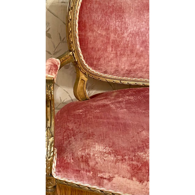 A lovely little settee - I have used in an entry hall and also in my office and large living room eventually. Would be...