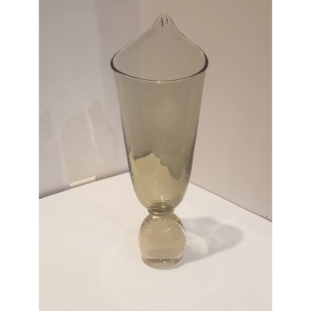 Vintage MCM smoke colored Carl Erickson envelope vase with Bullicante base. This exquisite classic vessel has a wide...