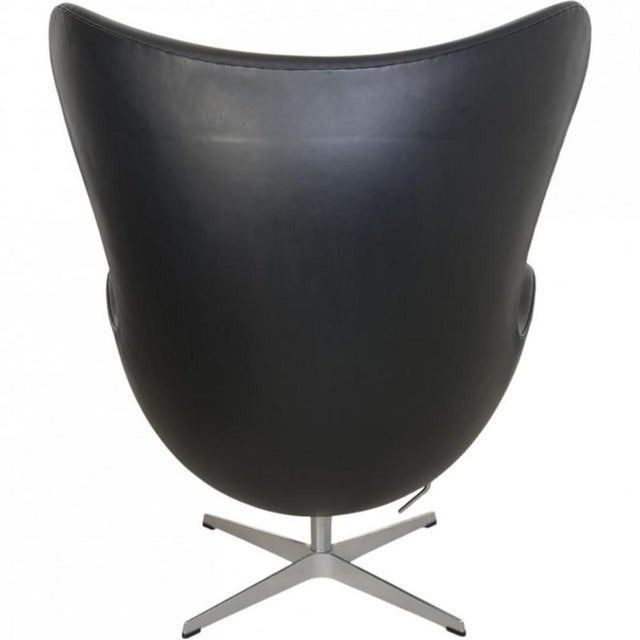 Egg Chair in Black Aura Leather by Arne Jacobsen, 2012 For Sale - Image 9 of 18