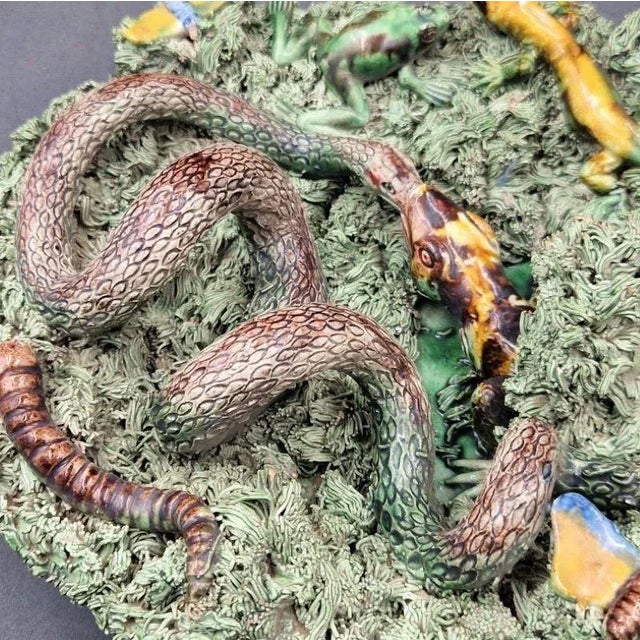 Portugese Figure Wall Plate in Ceramic by José Alves Cunha, 1890s For Sale - Image 5 of 9