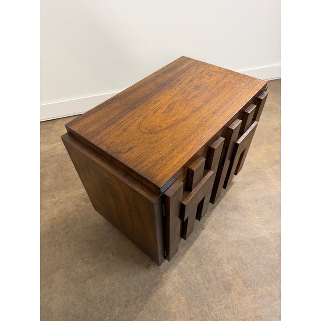 1970s Pair of Lane Staccato Brutalist Walnut Nightstands or End Tables, 1970s For Sale - Image 5 of 16