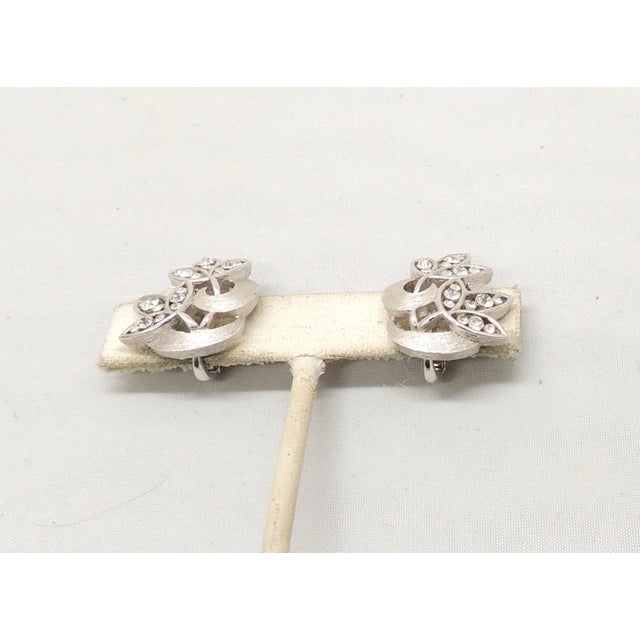 Vintage Signed Crown Trifari Rhodium Plated Clear Rhinestone Flower Clip Earrings - 2 Pieces For Sale In Philadelphia - Image 6 of 7