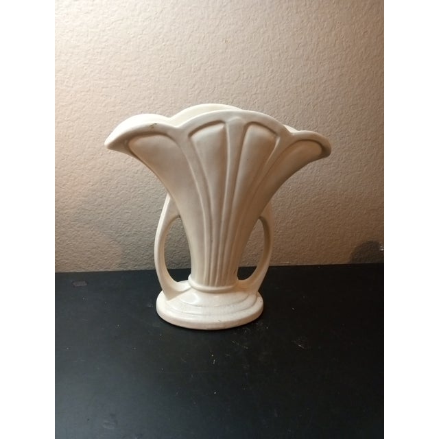 Circa 1930 Hull Usa Granada Matte Ivory Fan Vase For Sale In Dallas - Image 6 of 6