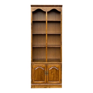 1980s Ethan Allen Heirloom Nutmeg Maple American Traditional Bookcase Unit or Etagere (10-9026) For Sale