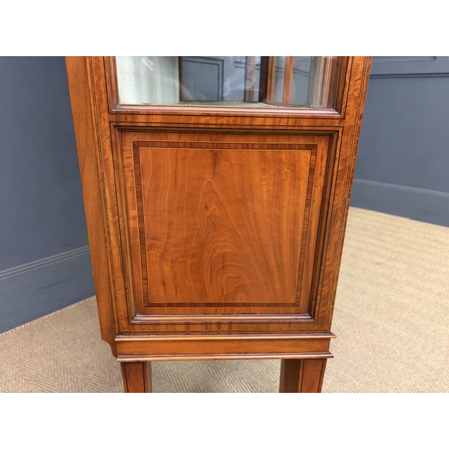 Inlaid Satinwood Display Cabinet from Maple & Co., 1900s For Sale - Image 12 of 18