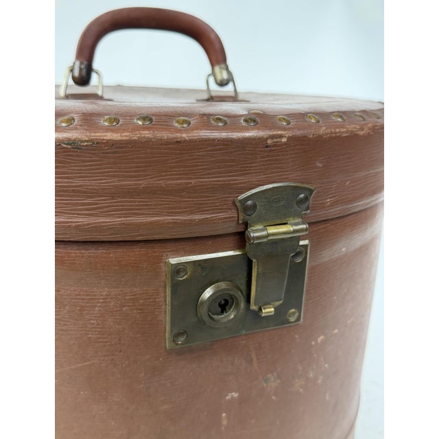 Animal Skin Antique Hat Box in Lined Cardboard and Leather, 1890s For Sale - Image 7 of 17