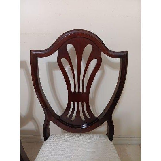 1950s Bassett Style Antique Mahogany Shield Back Dining Room Chairs Set of 4 For Sale - Image 4 of 7