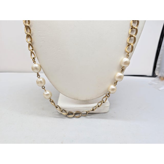 Napier Vintage 1980s Signed Napier Goldtone Faux-Pearl Sautoir Necklace For Sale - Image 4 of 8