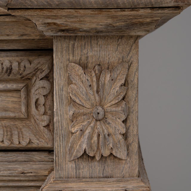 This 1880s Belgian vitrine exemplifies exquisite craftsmanship and intricate detailing characteristic of late 19th-century...