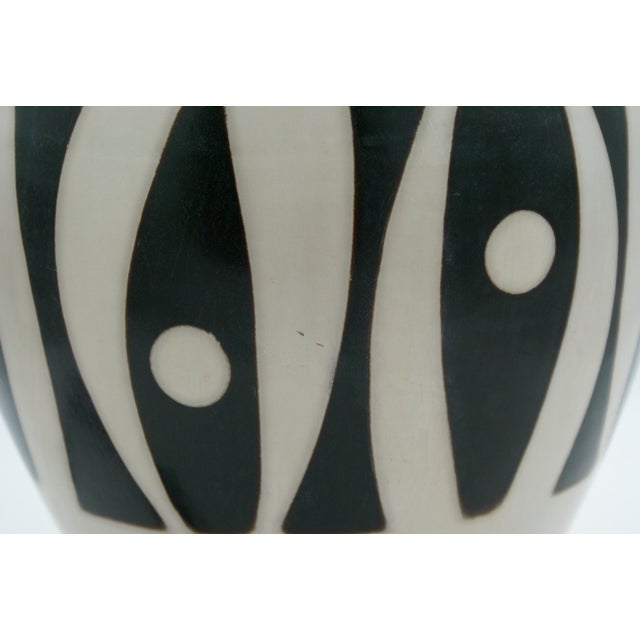Mid-Century Modern Late 20th Century Black & Ivory Geometric Chulucanas Pottery Lamp – Handcrafted Peruvian Art Inca Style For Sale - Image 3 of 8