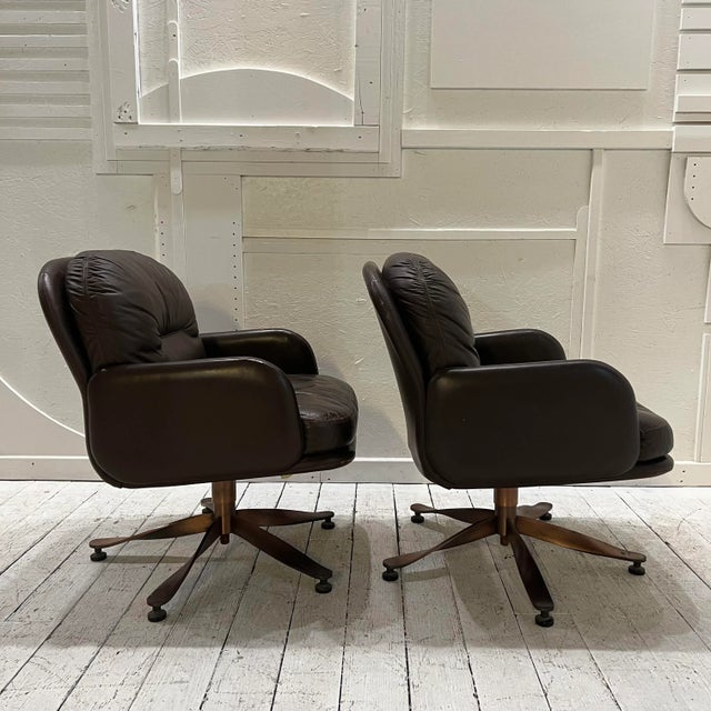 Mid-Century Modern Brown Leather and Brass Propeller Base Arm Chairs by Mueller Furniture For Sale - Image 3 of 12
