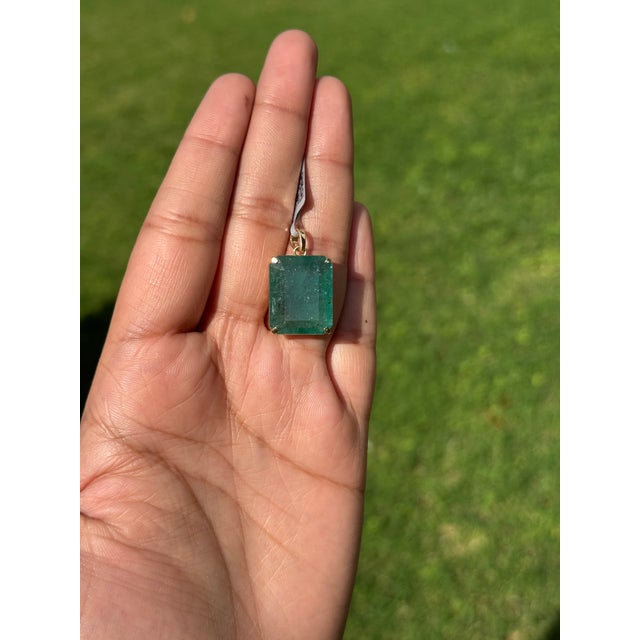 Mid-Century Modern Statement 14.22 Carat Natural Green Emerald Solitaire Pendant in 14k Yellow Gold For Sale - Image 3 of 15