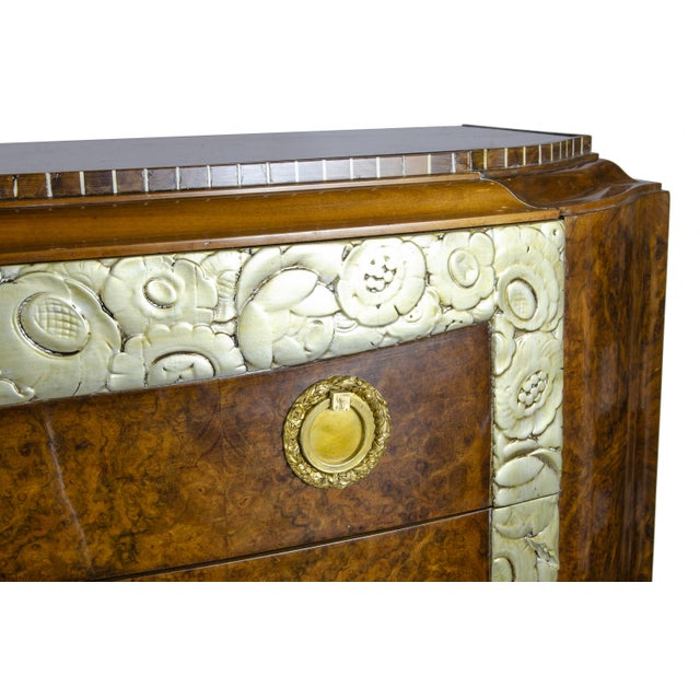 Burnt Umber Early 20th Century Set of Art Déco Veneered Wood Commode and Pair of Side Nightstands Attributed to Mercier Frères, France For Sale - Image 8 of 11