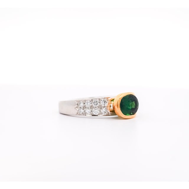 Contemporary GIA Certified 2.5 Carat Oval Cut Tsavorite and Diamond Overpass Crossover Ring |, Size 7 For Sale - Image 3 of 12