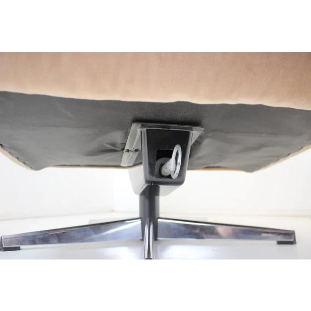 Cream Mid-Century Swivel Leather Armchair, Finland, 1970s For Sale - Image 8 of 13