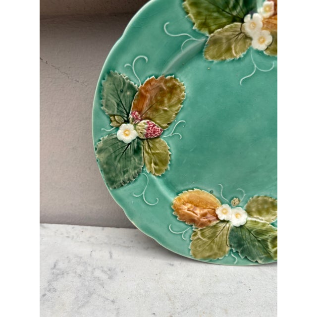 French Country French Majolica Strawberries Plate Luneville, Circa 1880 For Sale - Image 3 of 5