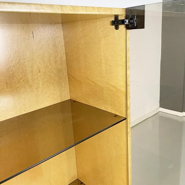 1970s Modern Italian Light Briar and Smoked Glass Bookcase attributed to Saporiti, 1970s For Sale - Image 5 of 12