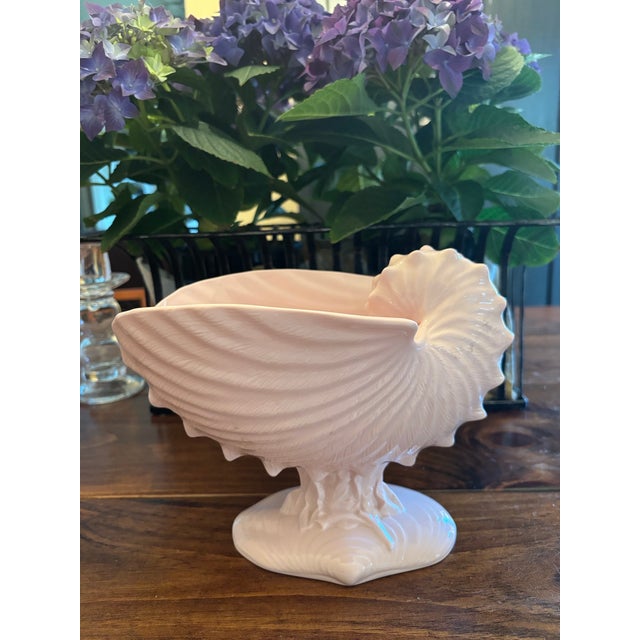 English Vintage Mid-Century Wedgwood "Alpine Pink" Nautilus Shell Footed Centerpiece Vase For Sale - Image 3 of 9