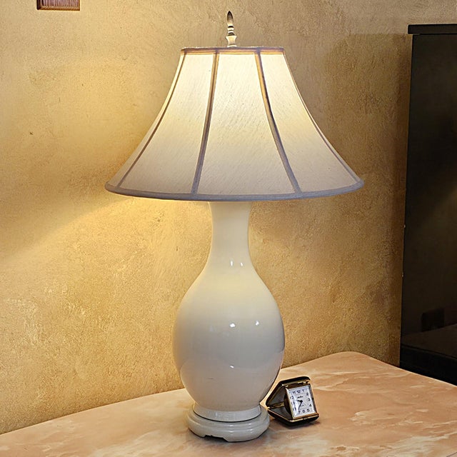 Vintage Cream Ceramic Urn Table Lamp With Brass Accents & Shade - Hollywood Regency For Sale - Image 15 of 18