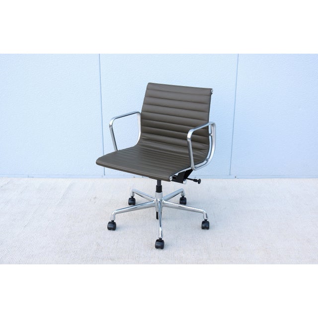 2010s MCM Herman Miller Eames Aluminum Group Management Chair in Hunter Brown Leather For Sale - Image 5 of 12