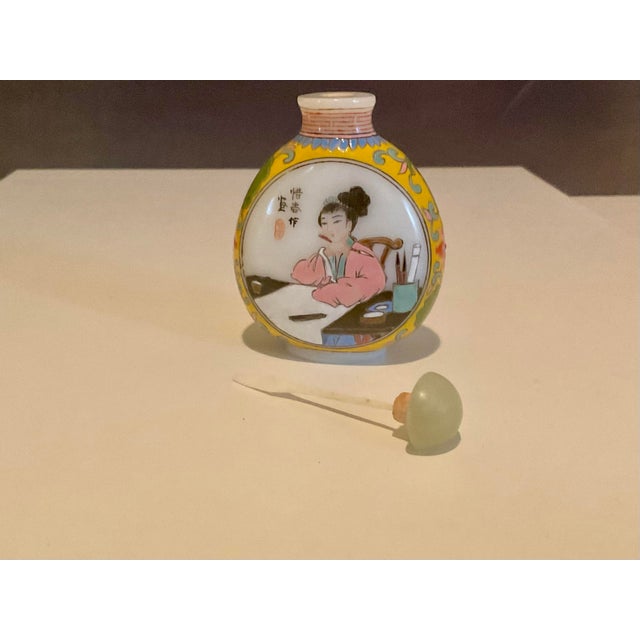 Rose Famille Rose Porcelain Snuff Bottle With Gu Yue Xuan Mark — Hand‑Painted Qing‑Style Decoration For Sale - Image 8 of 13